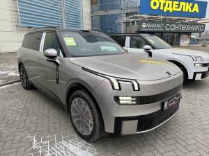 Lynk & Co 900 Ultra 2.0 2026 Шампань кузов, синий салон